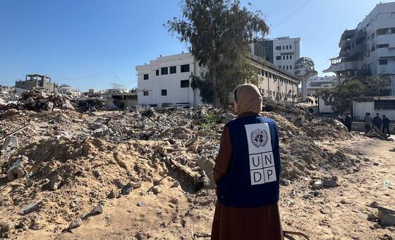 Сотрудница Программы развития ООН у разрушенной больницы в Газе.